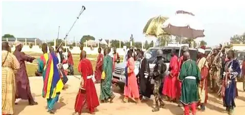 Fig. 1a: Lamido of Rey Bouba at the Presidency Fig. 1b: Franck Biya on a visit to the Lamido of Rey Bouba Source: U-Tube Rey-Bouba Production