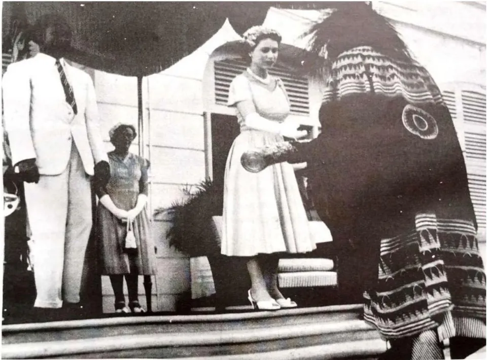 Fig. 4e: Achirimbi II and Queen Elizabeth in Nigeria, 1956