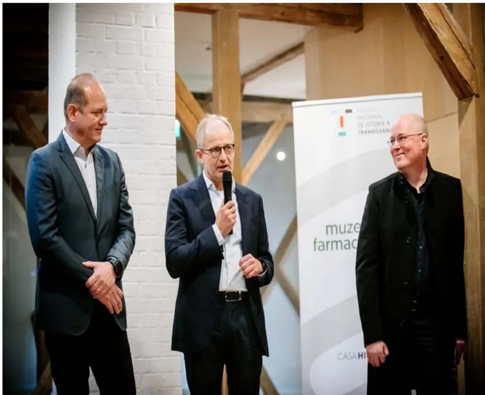 Fig. 3: Dr. Felix Marcu, Direktor of MNIT, Dr. Georg Hintz (speaker) and Benjamin Kohl (R. Offner)