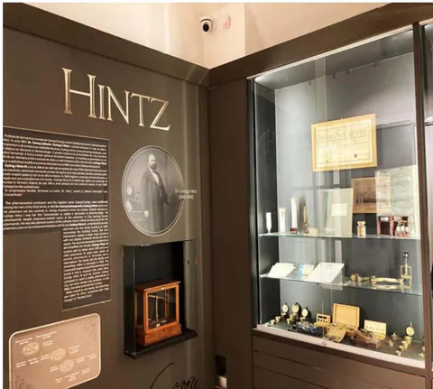 Fig. 4: Showcase with pharmacy utensils and biographical data from Dr. György József Hintz (R. Offner)