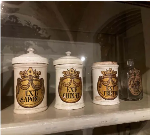 Fig. 7: Wooden medicine jars (19th century) (R. Offner)