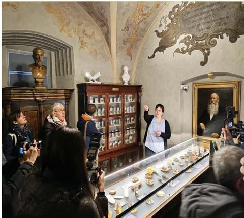 Fig. 5: Dr. Ana-Maria Gruia explains the exhibited objects (I. Gödri Tóth)