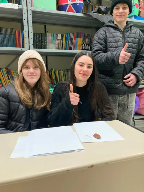 . Os alunos Jean e Jéssica Walter da Rosa, são os guardiões da flecha apresentada na imagem. A mãe deles a encontrou, quando estava trabalhando em sua horta na comunidade de Marari. (Combinação de Mará +ry = significa –a feiticeira, a filha do pajé que faz o mal.RY- mairy- Povoado francês. Marari- Povoado da feiticeira francesa ou povoado da francesa).