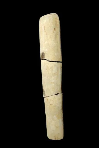 Material lítico. Nº do tombo: MLP=20. Largura: 10cm. Comprimento: 53,5cm. Espessura: 100 cm. Peso: 9,905kg.