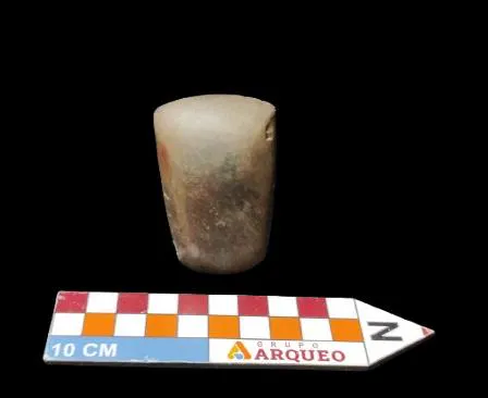 Nº do tombo: MLP=09. Material lítico. Largura:3,9cm. Comprimento:6,3cm. Espessura: 2,9cm. Peso: 0,130kg.