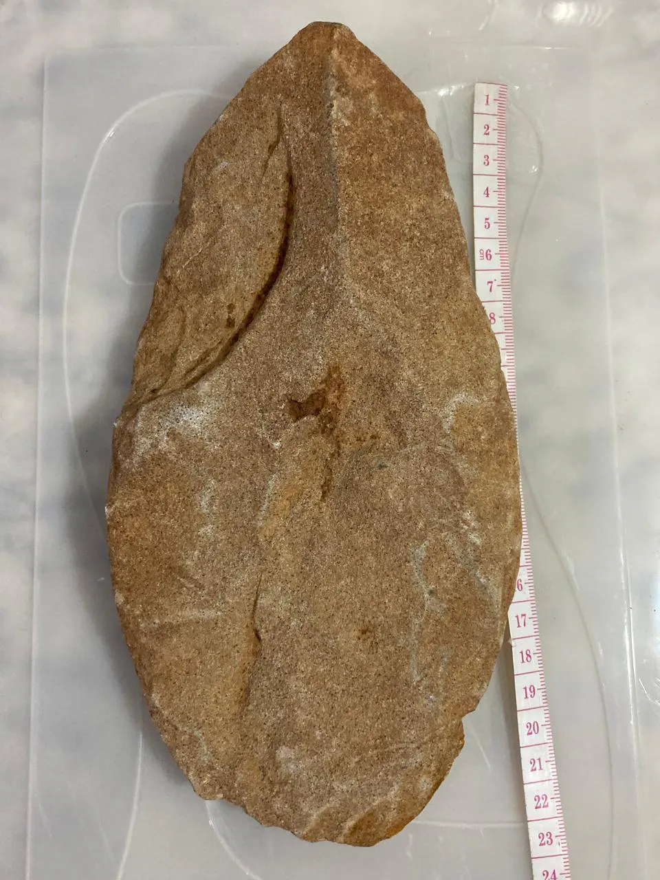 a autora. Esse machado, eu(Vera Lúcia Breyer) encontrei na propriedade de Werner Breyer. No município de Rio das Antas. SC. BR. Materal Lítico Lascado. (M.L.L.). Comprimento: 23 cm. Largura: 12 cm. Espessura: 3,50 cm. 1.237 kg. Esse artefato guardo com os demais artefatos arqueológicos que sou detentora.