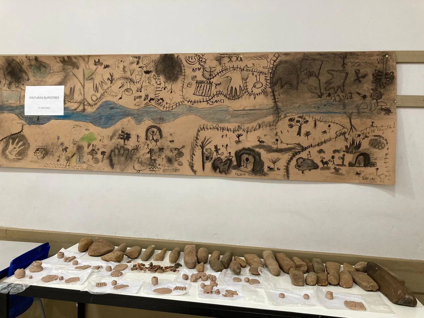 Os alunos confeccionando peças arqueológicas em argila. E a atividade concluída. Juntamente com artefatos encontrados na comunidade.