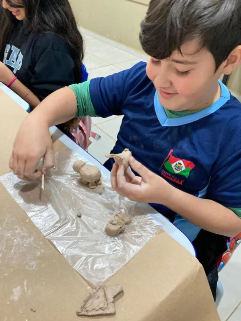 Os alunos confeccionando peças arqueológicas em argila. E a atividade concluída. Juntamente com artefatos encontrados na comunidade.