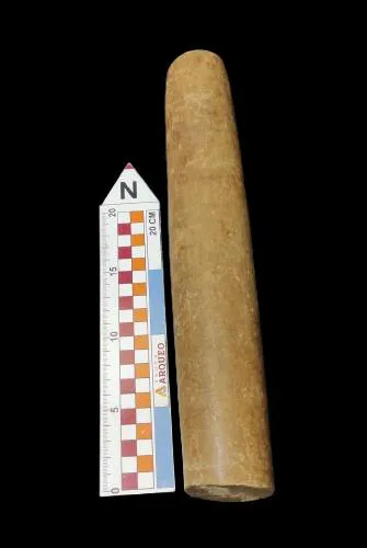 Nº do tombo:06. Material lítico. Largura:5,8cm. Comprimento:33cm. Espessura: 5,8cm. Peso: 2,201g.