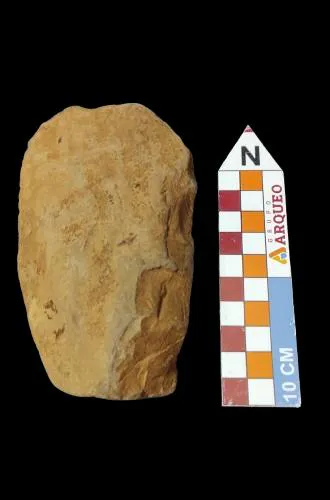 Material lítico. Nº do tombo: MLL9 (Material Lítico Lascado) 01.Largura: 7,5cm. Comprimento: 14cm. Espessura: 2,6 cm. Peso: o,411kg.