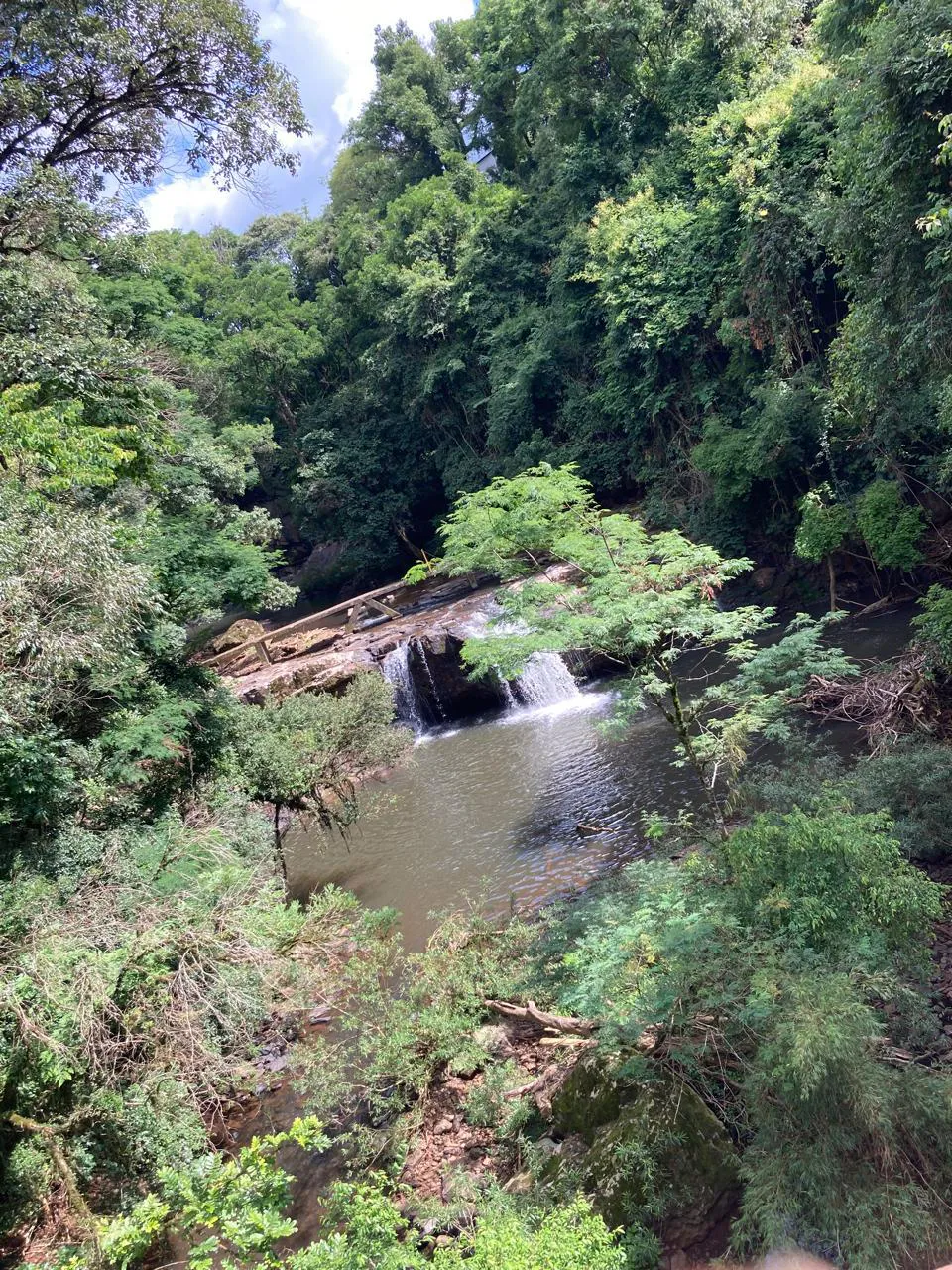 Imagem da cachoeira localizada no município de Salto Veloso.
Próximo ao moinho.