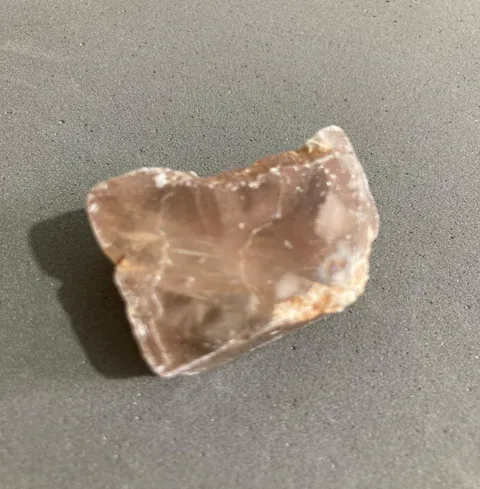 Imagem de fragmento de cristal, que foram utilizados para adaptar o chão da caverna.