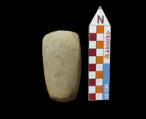Nº do tombo: MLP:10. Material lítico. Largura: 5cm. Comprimento:9cm. Peso: 2,6kg.