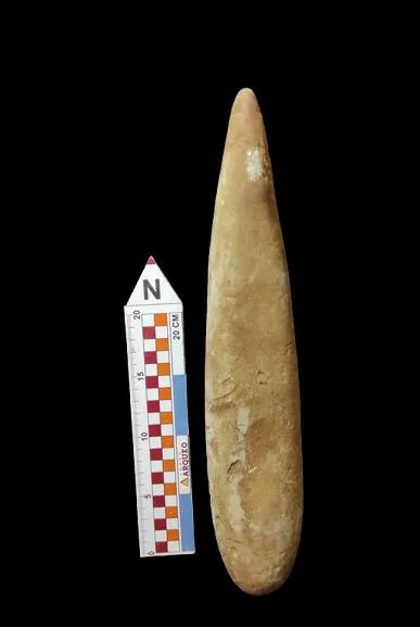 Material lítico. Nº do tombo: MLP: 13. Largura: 5cm. Comprimento: 18cm. Espessura: 4cm.Peso: 585g.