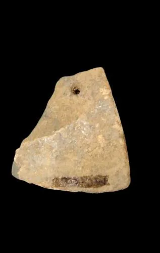 Nº do tombo: M.C 02. Largura 54mm. Comprimento:7,7cm. Espessura: 6mm. Peso: 19 g.