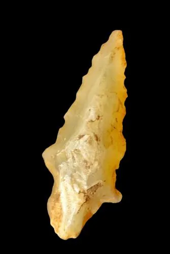 Material lítico. Nº do tombo: MLL=04. Largura:1cm. Comprimento: 5 cm. Espessura: 30 cm. Peso: 3 g.