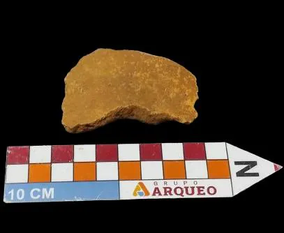 Nº do tombo: M.C:23. Largura: 4,9cm. Comprimento: 6,5cm. Espessura: 1cm. Peso: 14g.