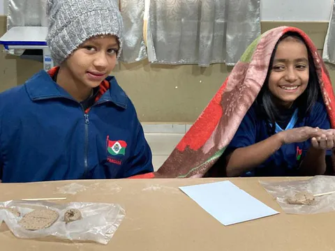 Os alunos confeccionando peças arqueológicas em argila. E a atividade concluída. Juntamente com artefatos encontrados na comunidade.