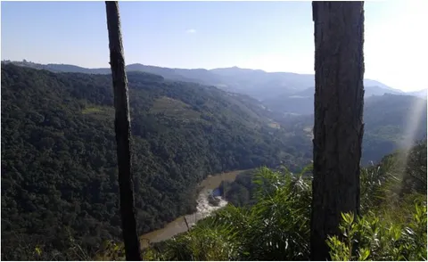 A imagem mostra o Rio do Peixe, que serve como divisa dos municípios de Tangará e Ibicaré. Local onde está localizada a Caverna de São Miguel.