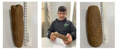 O aluno do 8ºano, Gabriel Zerene Vaz, do Ensino Fundamental, da escola Zummer, na comunidade do Passo da Felicidade. No interior de Tangará. Mostra os artefatos que ele encontrou na propriedade de sua família, localizada na comunidade do: “Bocó Rapado”, no interior do município de Videira. SC. BR.