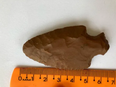 Material lítico lascado. Comprimento: 7cm. Largura: 4cm. Espessura: 0,50cm. Peso: 28g.