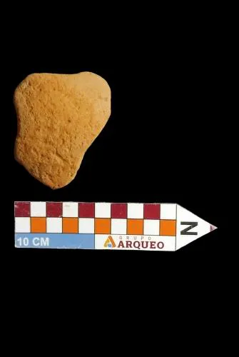 Nº do tombo: M.C=14. Largura:6 cm. Comprimento:7,7 cm. Espessura:1,1 cm. Peso: 18g.