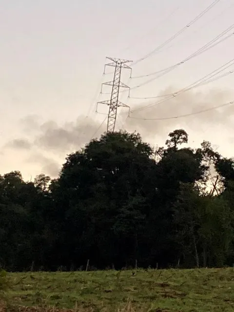 A LT 230 KV, Abdon Batista- Videira C1 e C2-CD. Concluída e em funcionamento. A imagem representa as linhas de transmissão na comunidade de Aparecida, no interior do município de Videira. Na divisa com o município de Tangará, onde está localizada a escola Zumer, no Passo da Felicidade. No estado de Santa Catarina. Brasil.