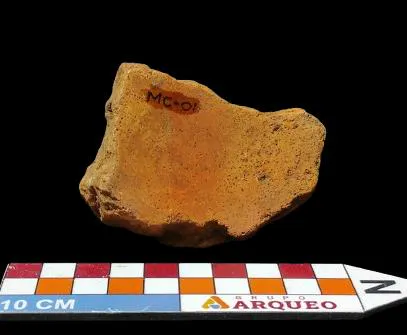 Número do tombo M.C(Material Cerâmico) =01. Largura:53mm. Comprimento:7,7cm. Espessura:18mm. Peso:6,4 g.