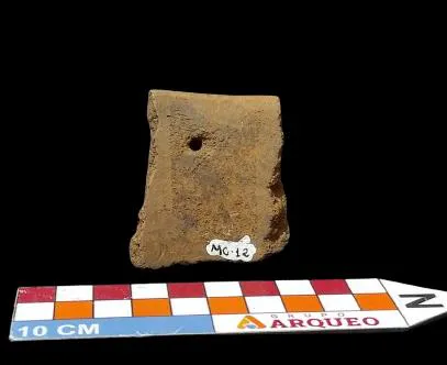 Nº do tombo: M.C 12. Largura 05cm. Comprimento: 5,6 cm. Espessura: 0,8 cm. Peso:15 g.