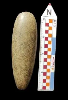 Nº do tombo: MLP: 01. Tipo de material: Lítico. Largura: 7cm. Comprimento: 23cm. Espessura: 61cm. Peso: 1.402kg.