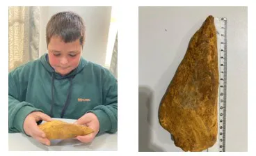 O aluno Vinicios José Fiorelli Stirma apresenta o artefato arqueológico que foi encontrado na propriedade da família , localizada na comunidade: “Sede dos Izidros”, no interior do município de Tangará. SC. BR.