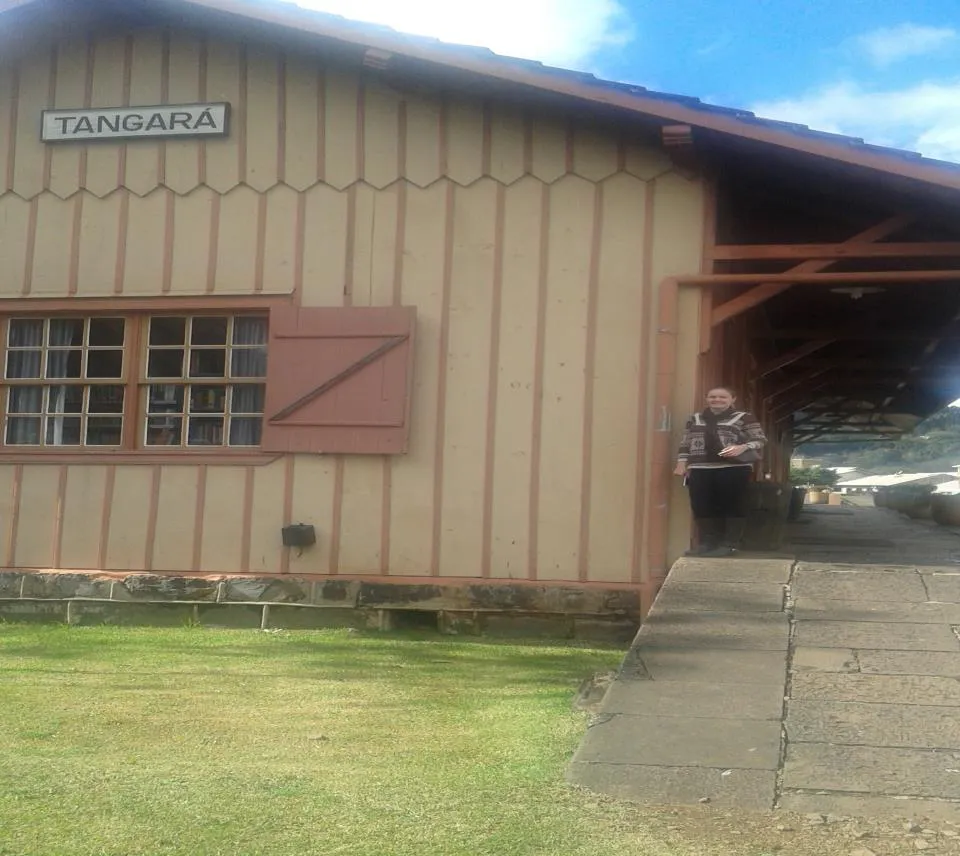 Na imagem da Estação Ferroviária de Tangará, está a médica veterinária Andréia Cristina Valer, que auxiliou a pesquisa dos estudos de Paleontologia sobre as preguiças gigantes que habitaram o Oeste catarinense.