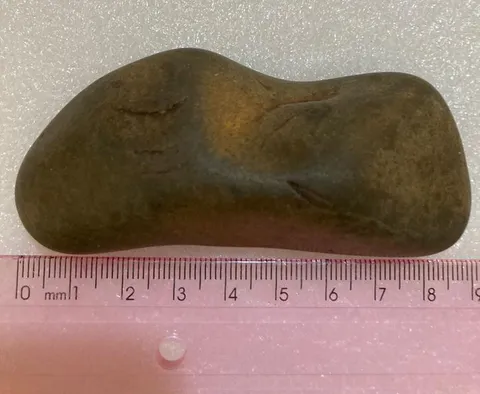 Material lítico. Comprimento: 9cm. Largura: 4cm. Espessura: 2cm. Peso:114g.