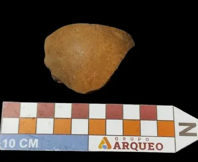 Nº do tombo: M.C: 17. Largura: 5,6cm. Comprimento: 4,4cm. Espessura:0,9cm. Peso: 11g.