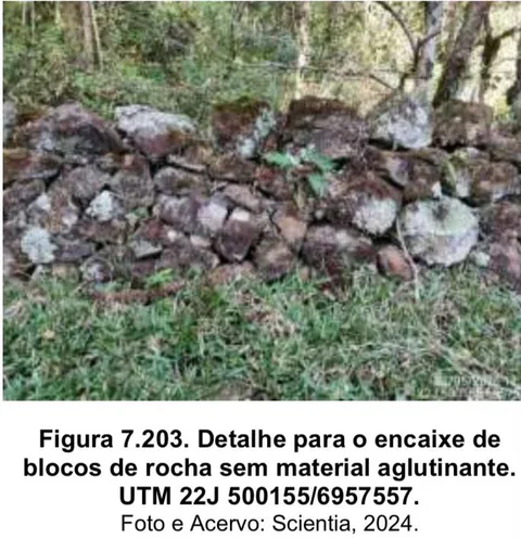 A imagem mostra uma construção de Taipas, localizadas no
município de Rio das Antas. SC. BR. Na propriedade do senhor Ivo Dietrich Breyer. Nesse local, é possível identificar, além das construções entaipadas, a construções de terraços e casas subterrâneas.