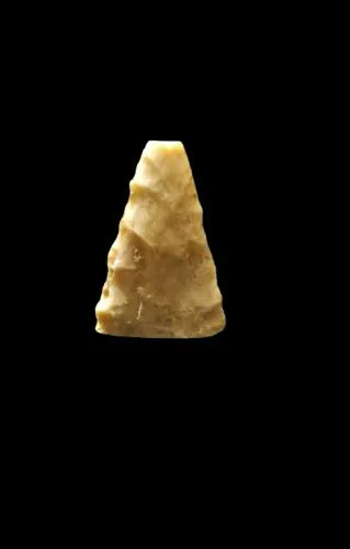 Material lítico. Nº do tombo: 02. Largura: 2,2cm. Comprimento:6cm. Espessura:3,60 cm. Peso:7g.