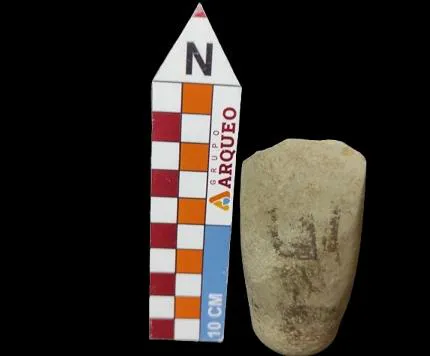 Material lítico. Nº do tombo: MLP 11. Material lítico. Largura:4,2cm. Comprimento: 8,7cm. Espessura: 3,2cm. Peso: 0,210kg.