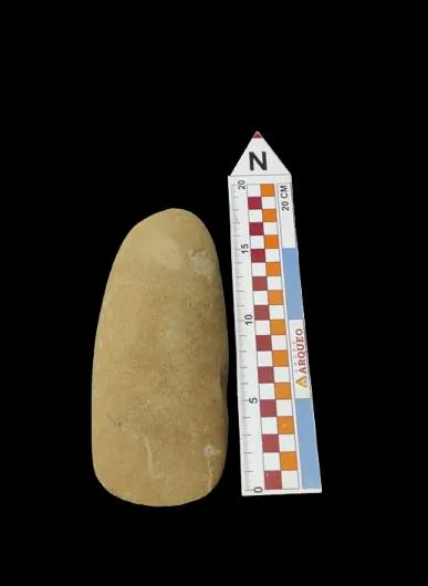 Material lítico. Nº do tombo: MLP: 19. Largura: 8cm. Comprimento: 18,5cm. Espessura: 40 cm. Peso: 1,073kg.