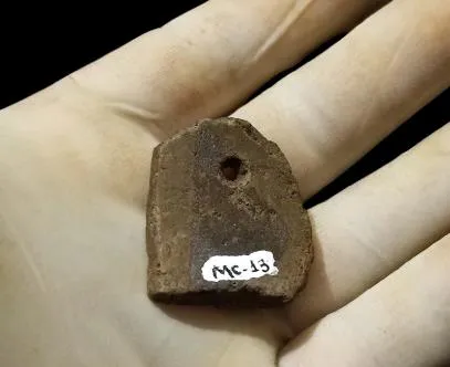 Nº do tombo: M.C. 13. Largura: 3,5cm. Comprimento: 3,2 cm. Peso:09g.
