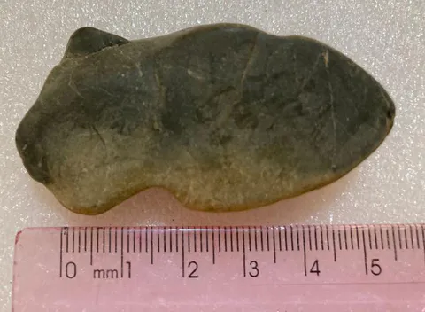 Material lítico. Comprimento: 5cm. Largura:3cm. Espessura: 1cm. Peso: 36g.