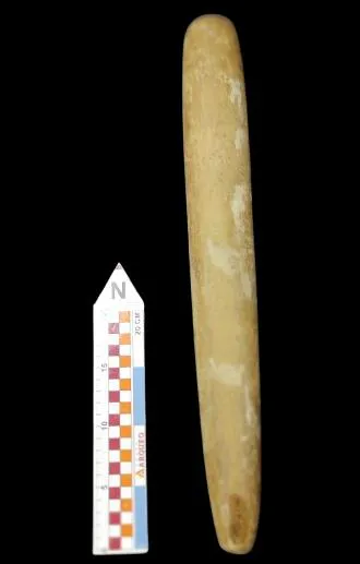 Número do tombo: MLP: 02. Material lítico. Largura: 6,5cm. Comprimento: 46,5cm. Espessura: 5,5cm. Peso: 3,203g.