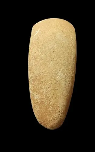 Nº do tomboMLP:07. Material lítico. Largura:6,5cm. Comprimento: 15,2cm. Espessura: 4,1cm. Peso: 0, 673kg.