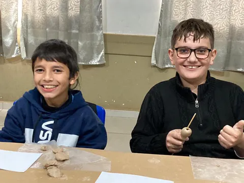 Os alunos confeccionando peças arqueológicas em argila. E a atividade concluída. Juntamente com artefatos encontrados na comunidade.
