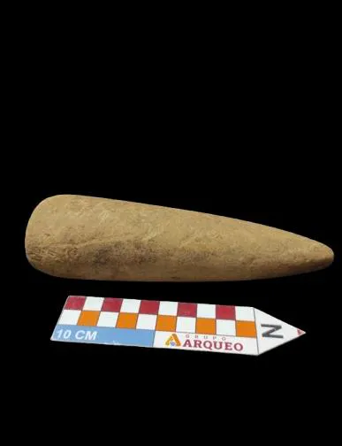 Material lítico. Nº do tombo: MLP: 13. Largura: 5cm. Comprimento: 18cm. Espessura: 4cm.Peso: 585g.