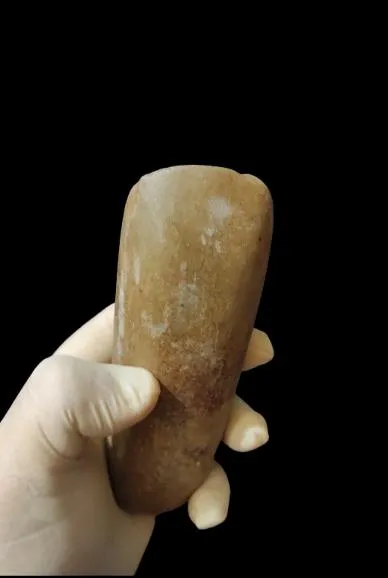Material lítico. Nº do tombo: MLP=14. Largura:4,8cm. Comprimento: 15cm. Espessura: 3,1cm. Peso:451g.