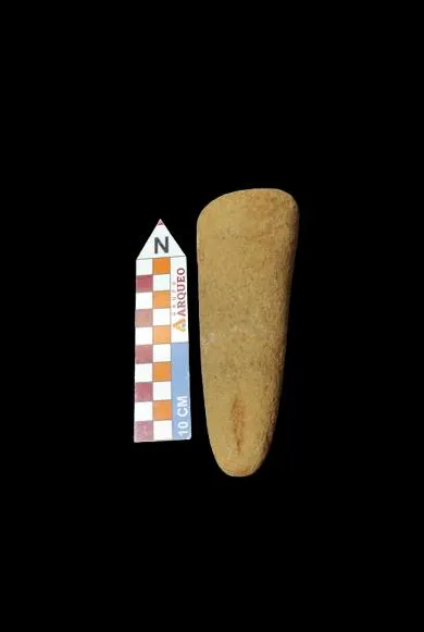 Material lítico. Nº do Tombo: MLP: 12. Largura: 4,5cm. Comprimento:7,4cm. Espessura: 4,2cm. Peso: 503g.