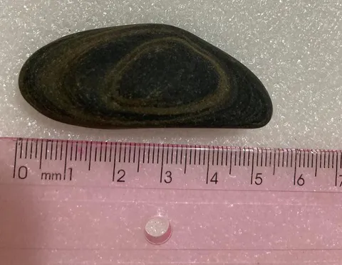 Material lítico. Comprimento: 5cm. Largura:2cm. Espessura: 1cm. Peso: 20g.