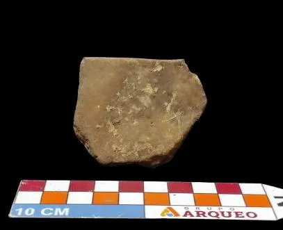 Nº do tombo: M.C=22. Largura 5cm. Comprimento: 6cm. Espessura: 8cm. Peso: 12g.