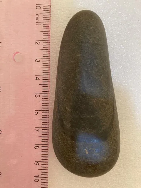 Material lítico. Comprimento: 9cm. Largura: 3,5cm. Espessura:1,5cm. Peso: 93g.