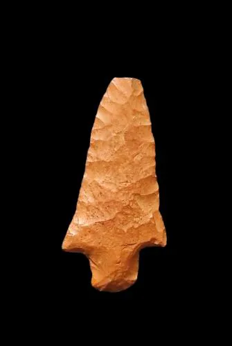 Material lítico. Nº do tombo: MLL=03. Largura:1,7cm. Comprimento:5cm. Espessura:4,50 cm.